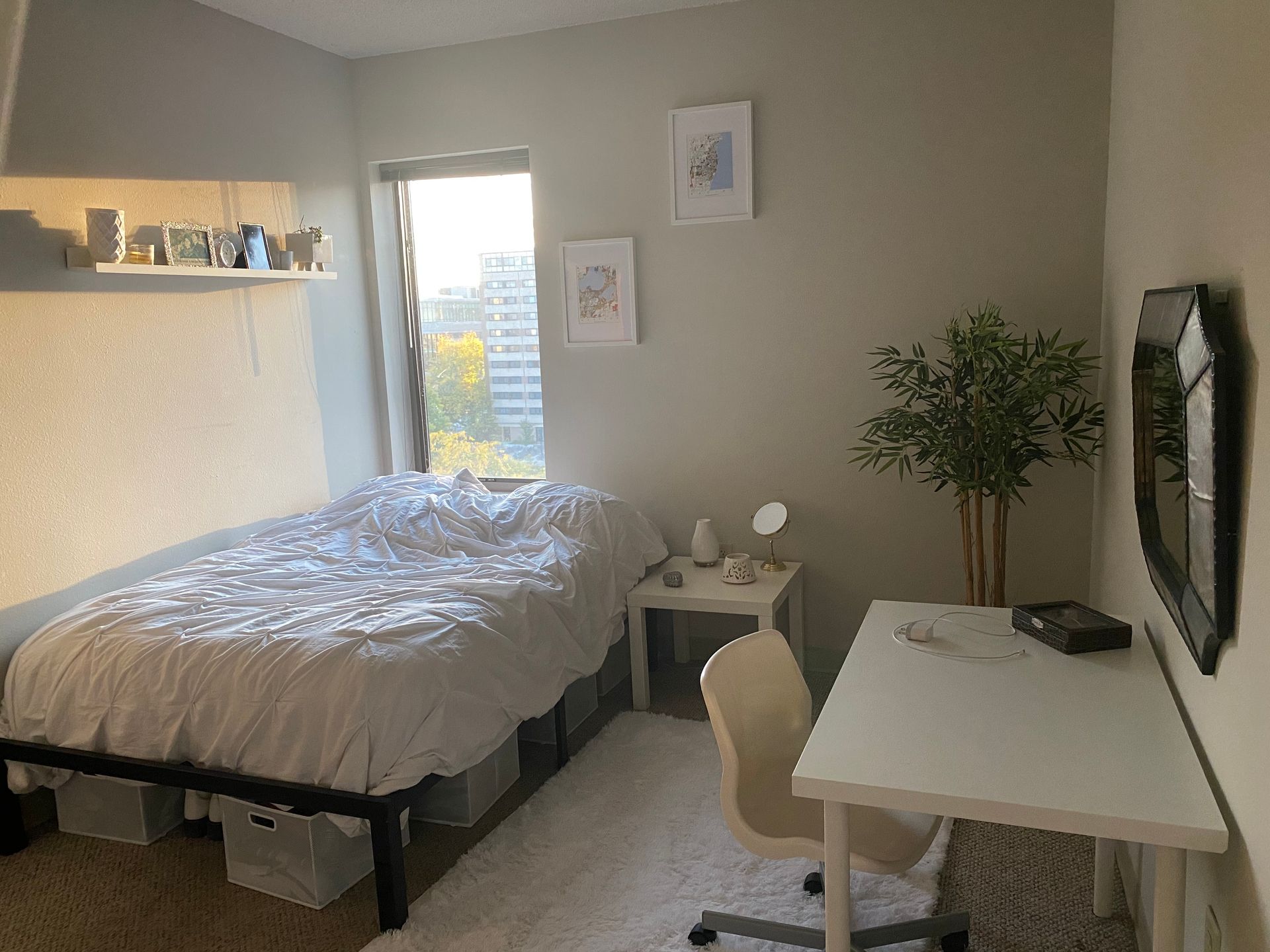 A bedroom with a bed , desk and chair.