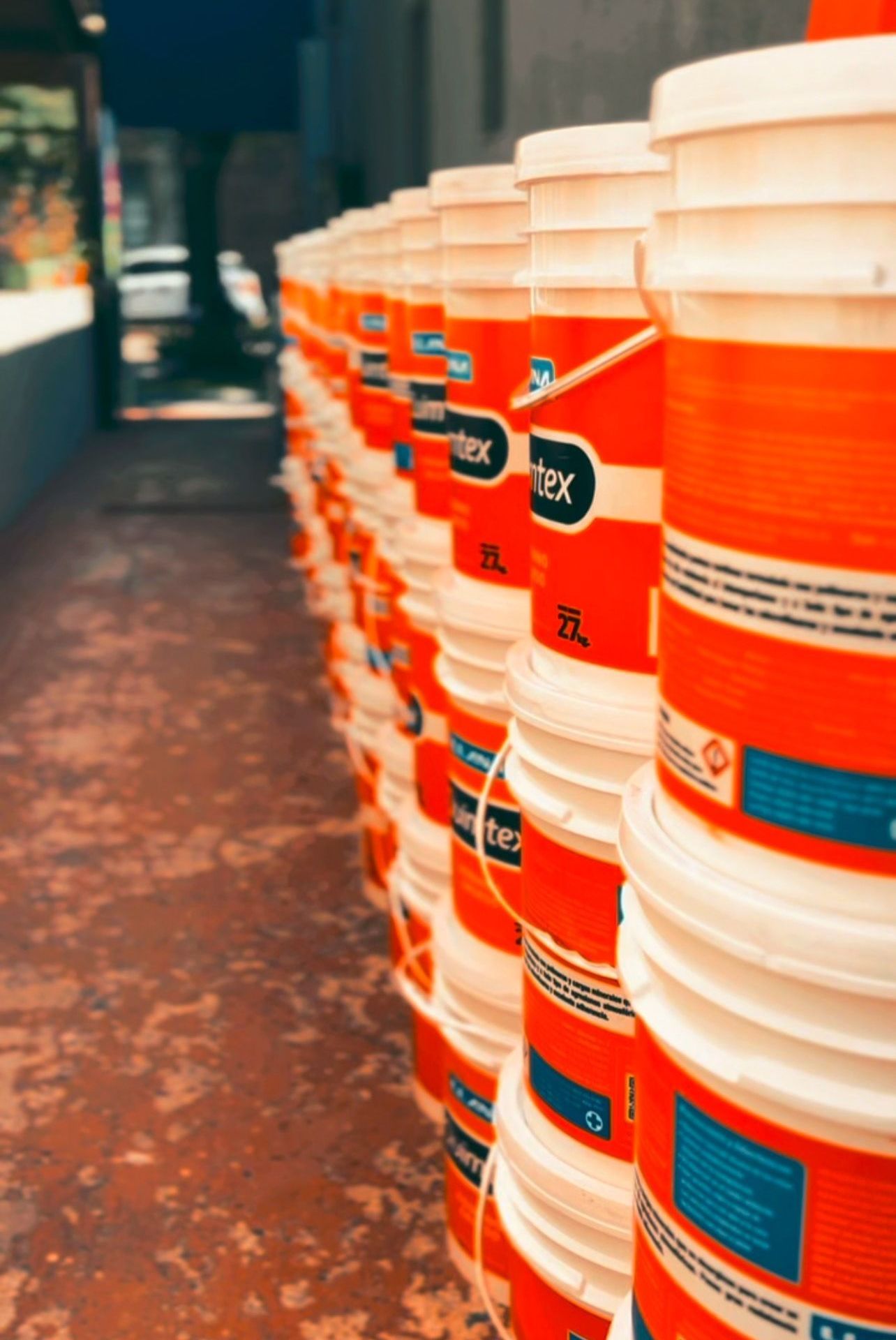 Una fila de cubos de color naranja y blanco están apilados uno encima del otro.