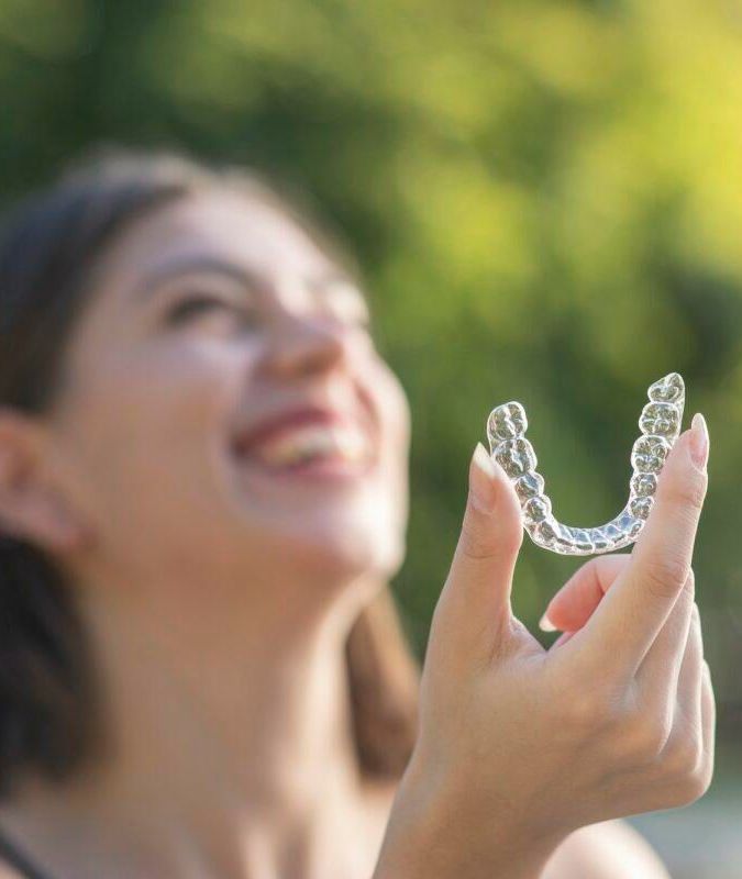 Mujer feliz con su tratamiento invisalign en Denttored Viña del Mar