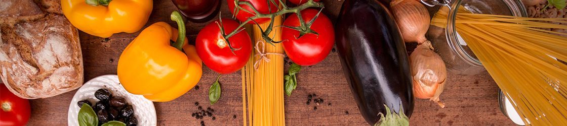 Mediterrane Zutaten: Olivenöl, Pasta, Tomaten, Kräuter und Gewürze für italienische Küche