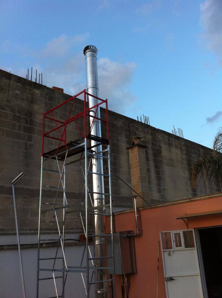 canna fumaria acciaio con impalcatura prima
