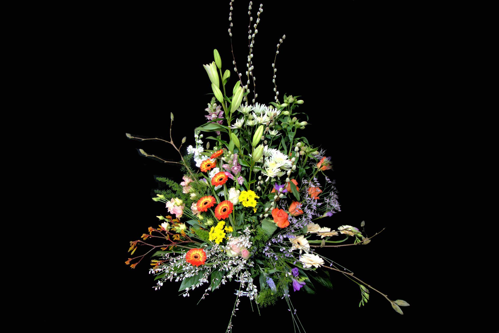 Een boeket bloemen op een zwarte achtergrond