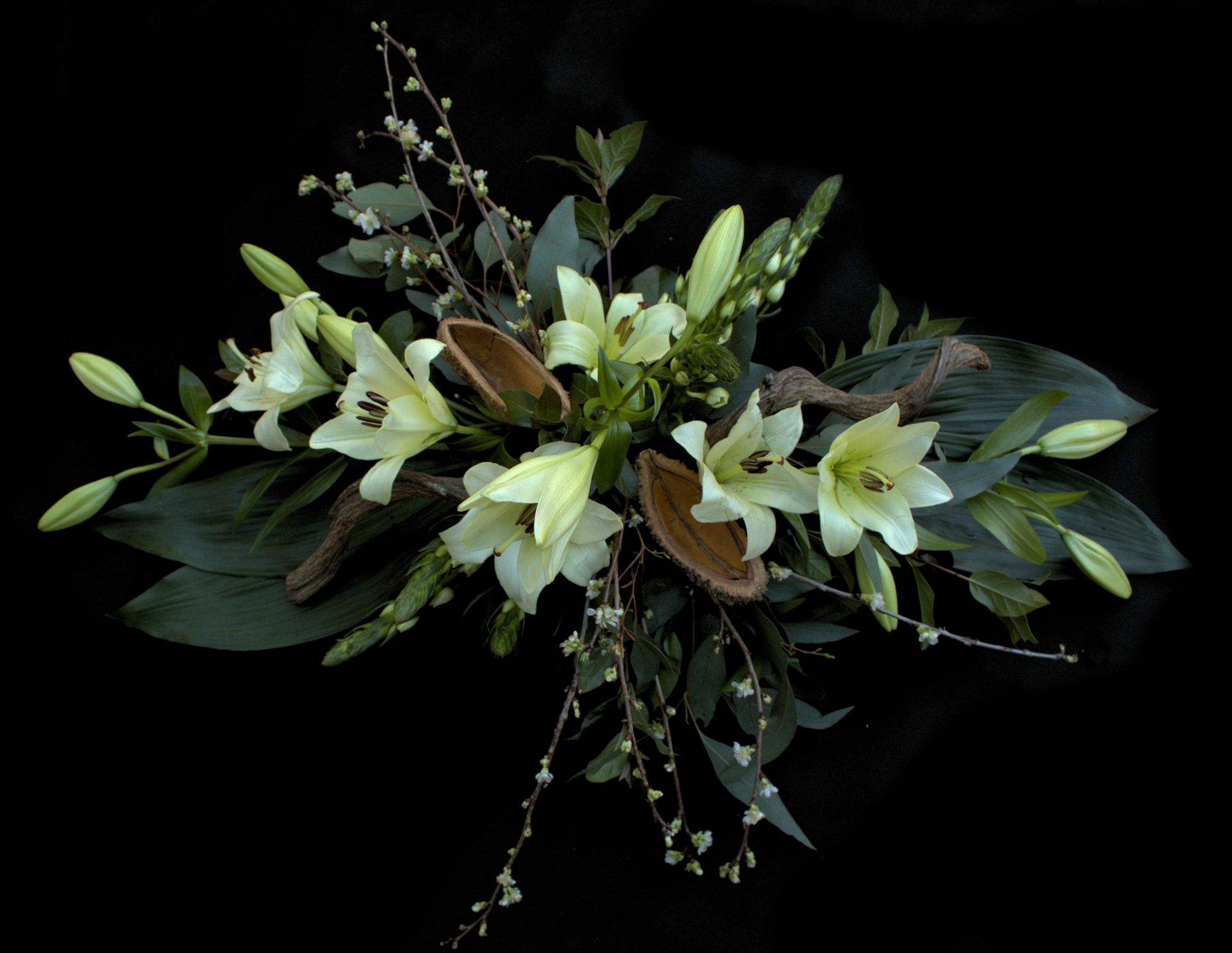 Een bloemstuk witte bloemen op een zwarte achtergrond