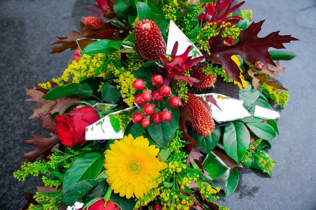 Persoonlijke rouwbloemen, met spiegels in verwerkt.