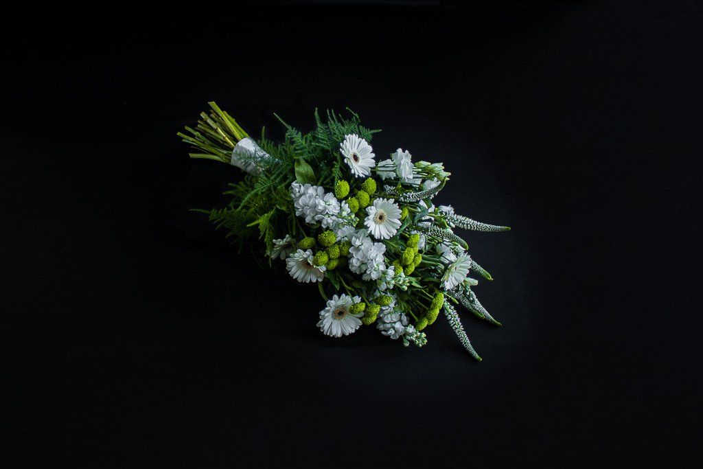 Een boeket witte bloemen op een zwarte achtergrond