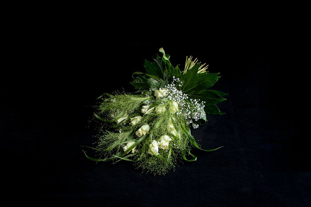 Een boeket witte bloemen op een zwarte achtergrond