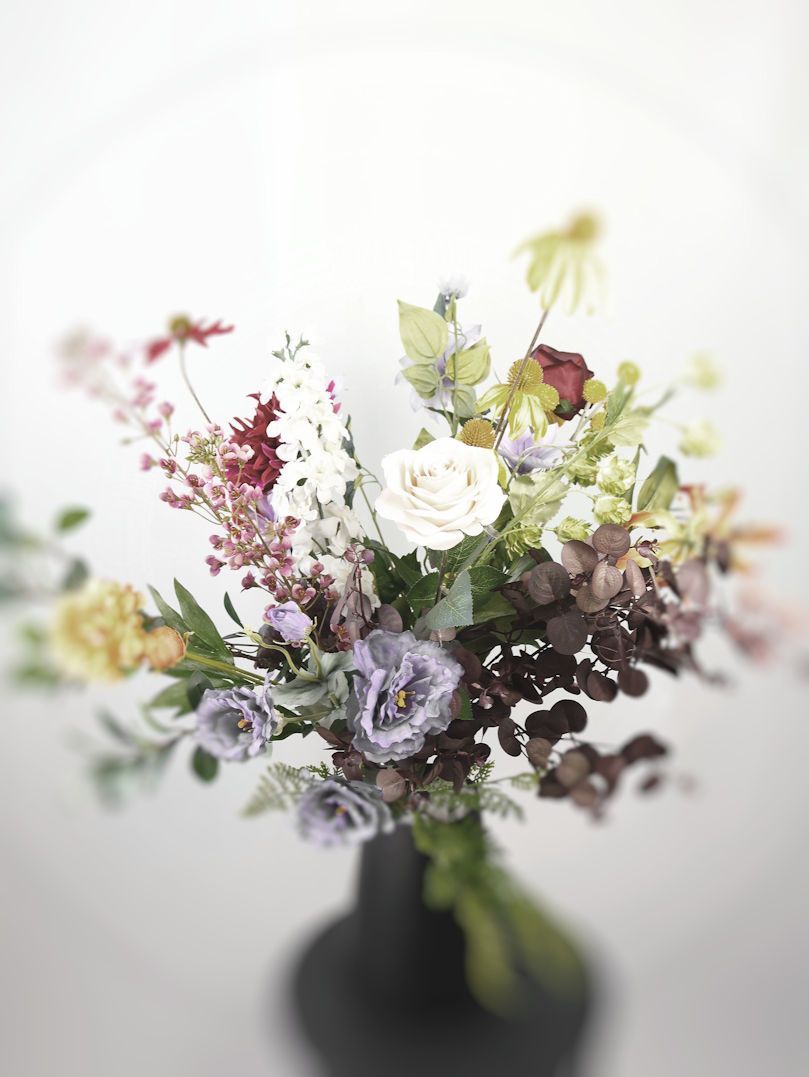 Boeket gemengde bloemen in een geribbelde vaas, grijstinten.