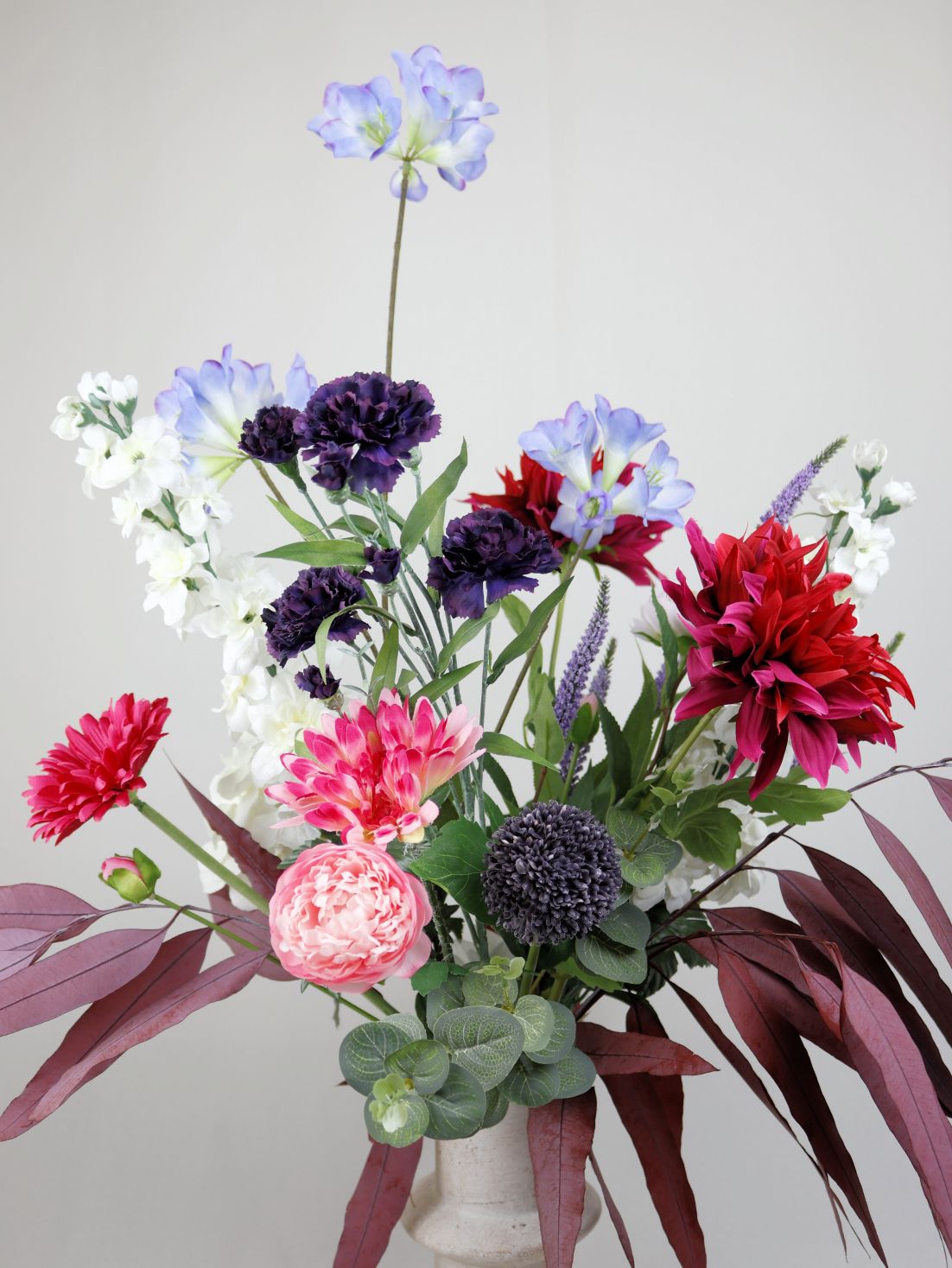 Op een tafel staat een vaas met bloemen.