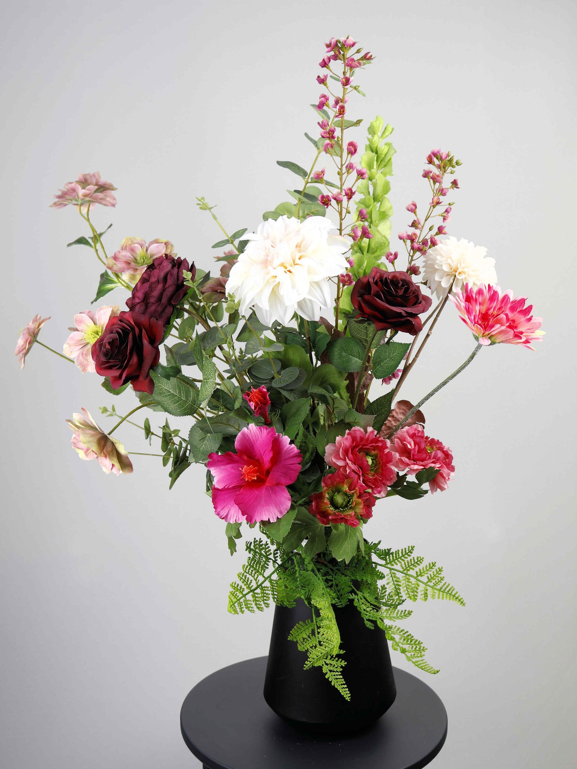 Boeket zijdenbloemen te huur compleet met vaas.