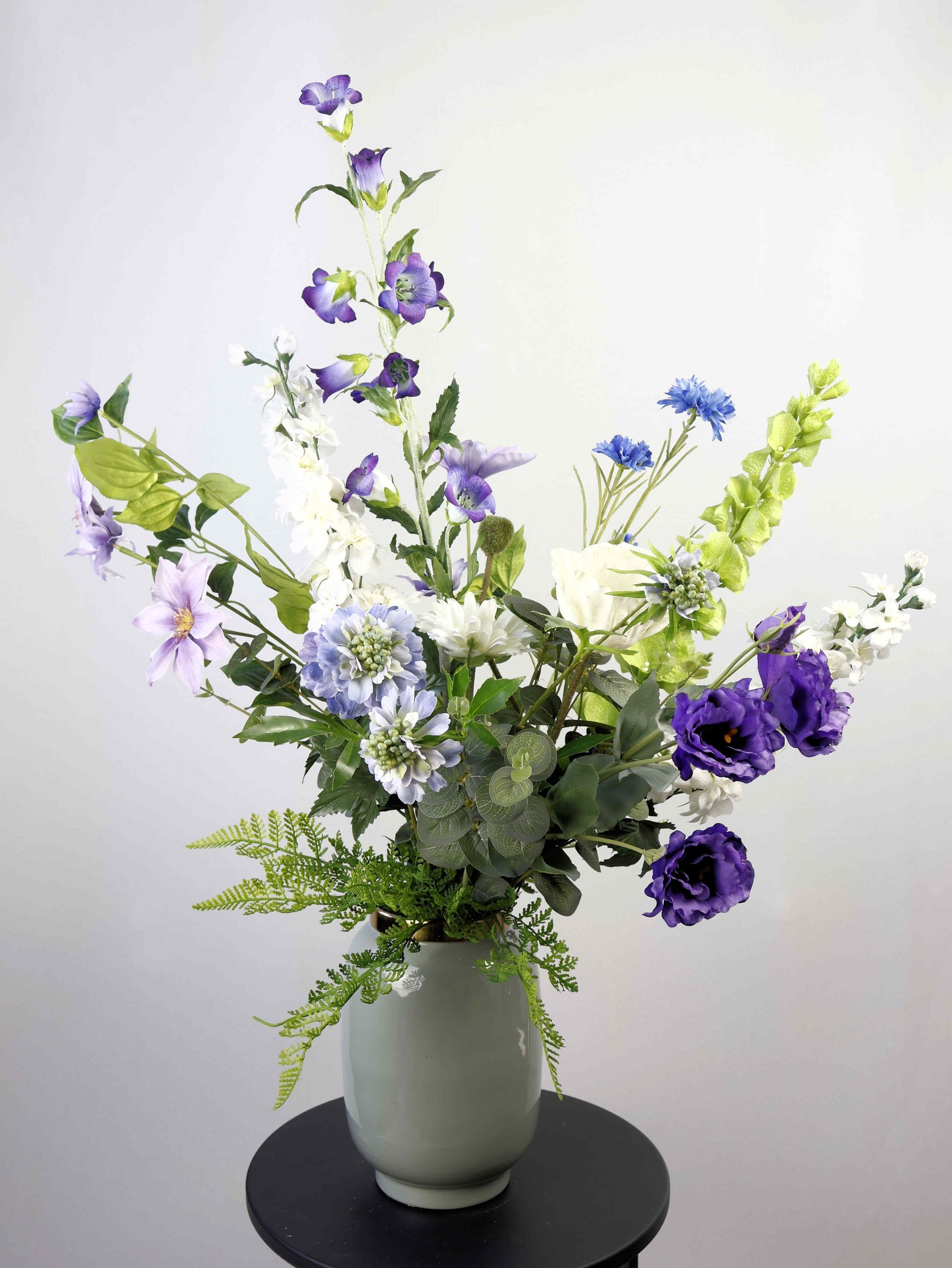 Zijden bloemen zakelijk huren, een vaas gevuld met paarse en witte bloemen.