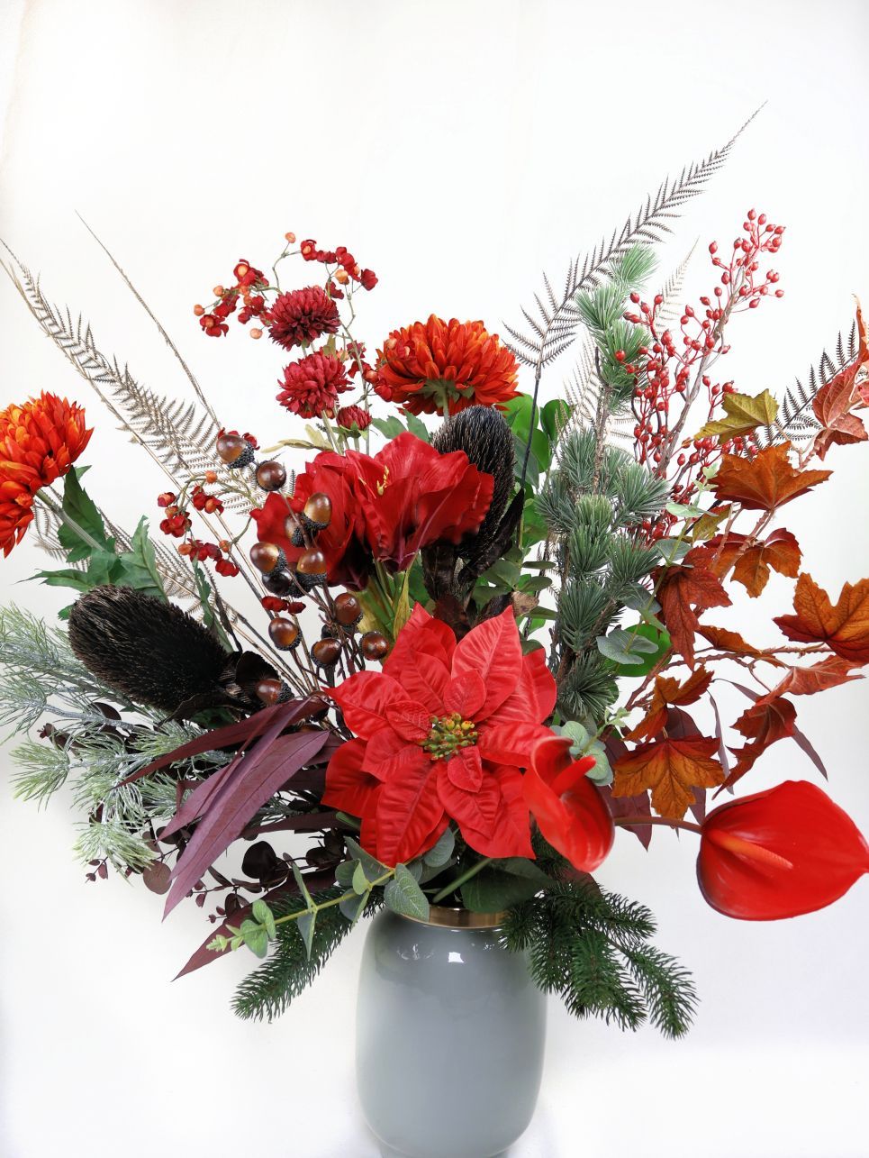 Een vaas gevuld met gele en witte zijdenbloemen op een tafel