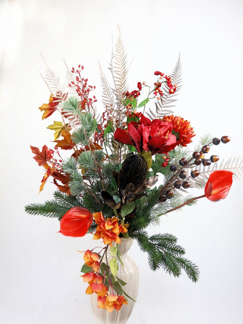 Een vaas gevuld met gele en witte zijdenbloemen op een tafel