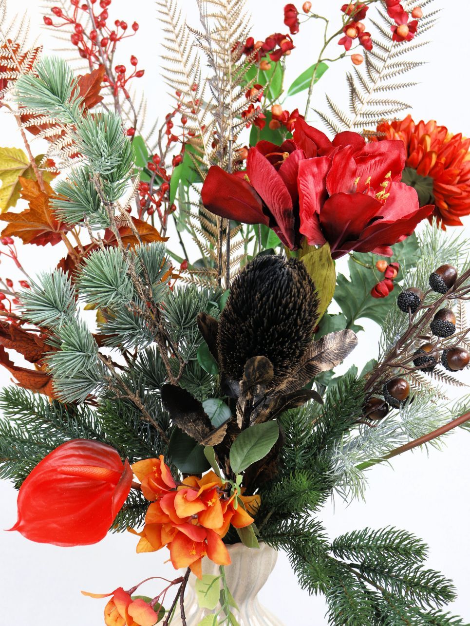 Huur boeket op een tafel  met gele en witte bloemen.