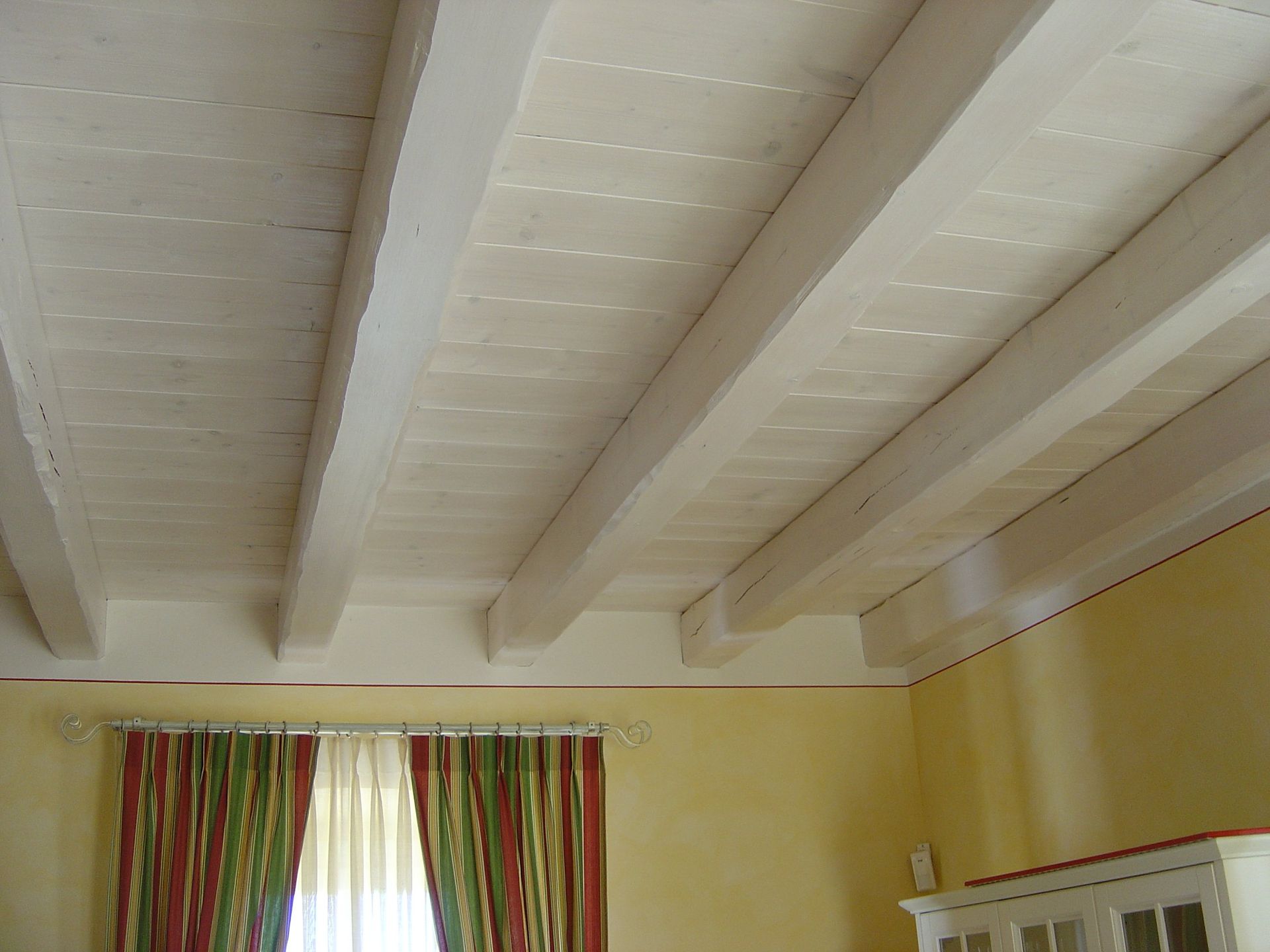 legno dipinto di bianco