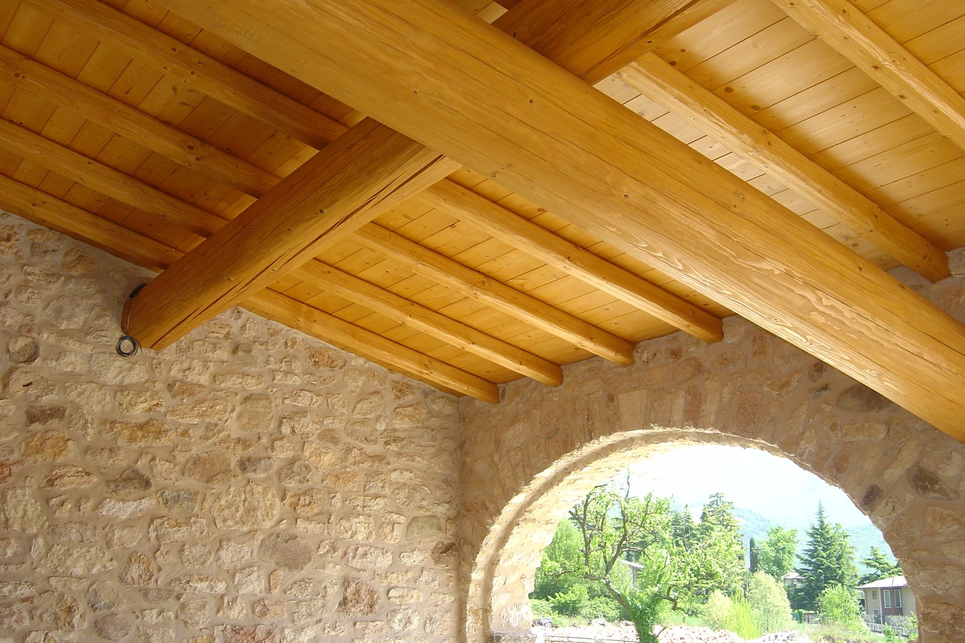 parete con travi in legno