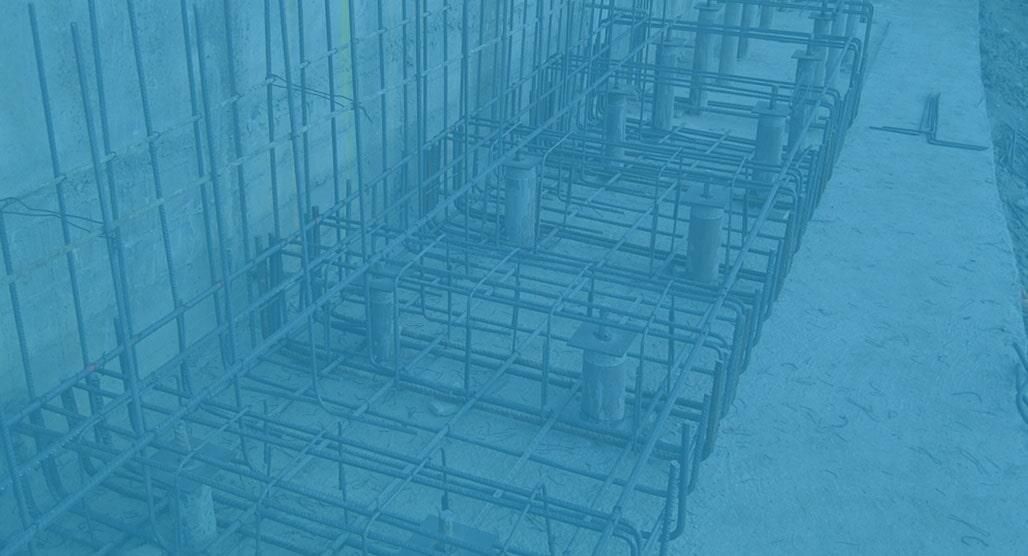 Estructura de varillas de acero reforzadas preparada para el vertido de hormigón en la construcción.