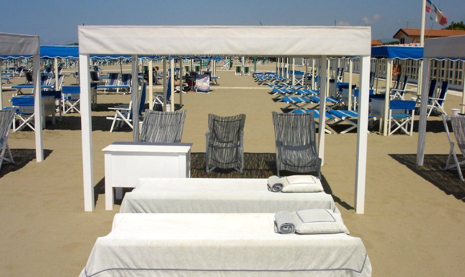 stabilimento balneare con tende bianche