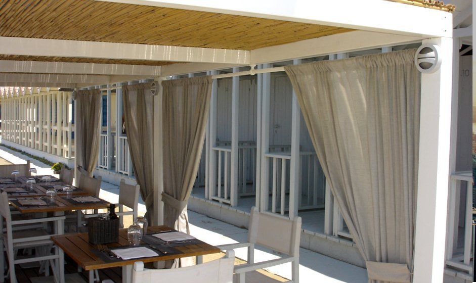 tendaggi bianchi per stabilimenti balneari