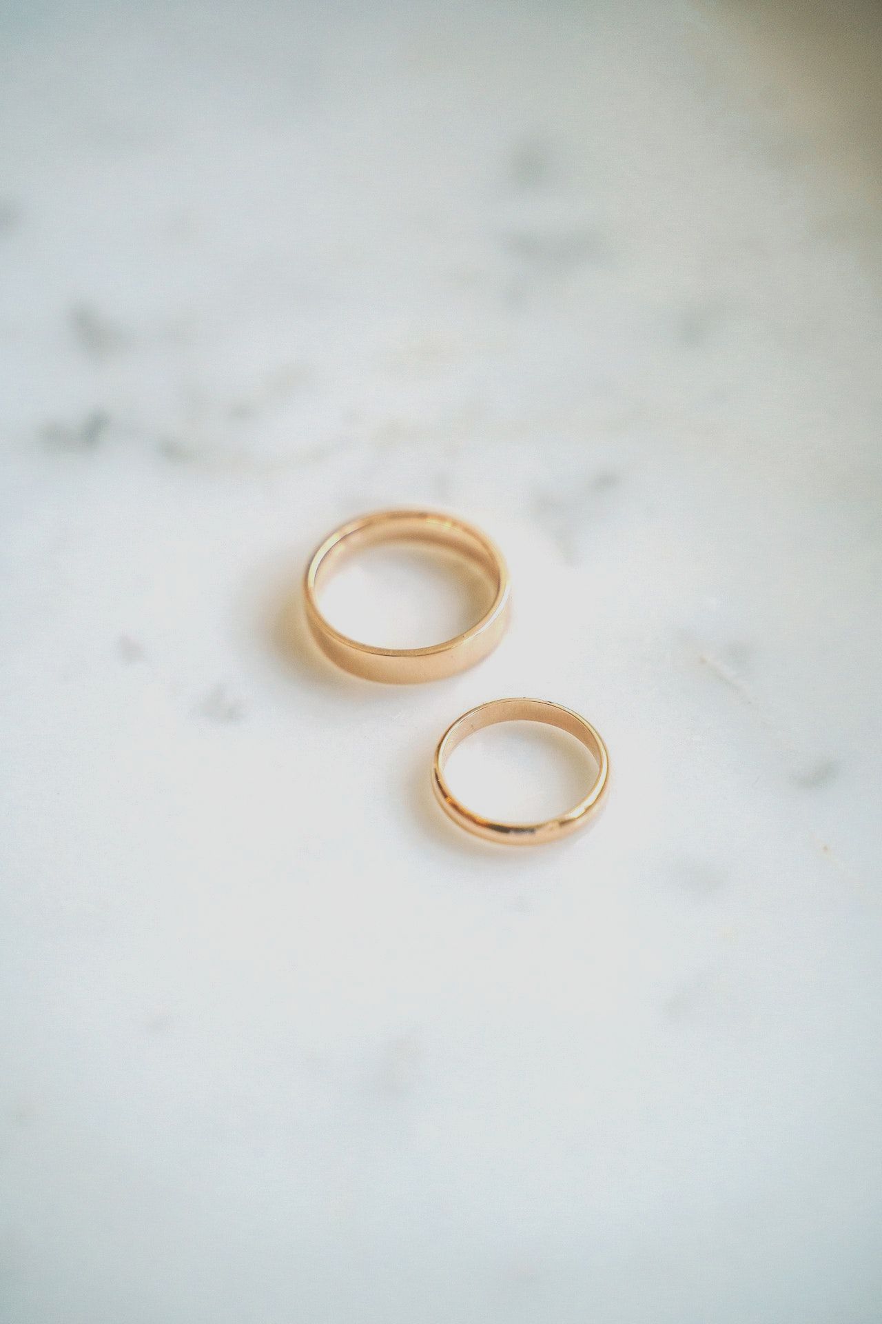 Juwelier Art und Fein, Baden-Baden – Eleganter Trauring aus Gold im Licht präsentiert