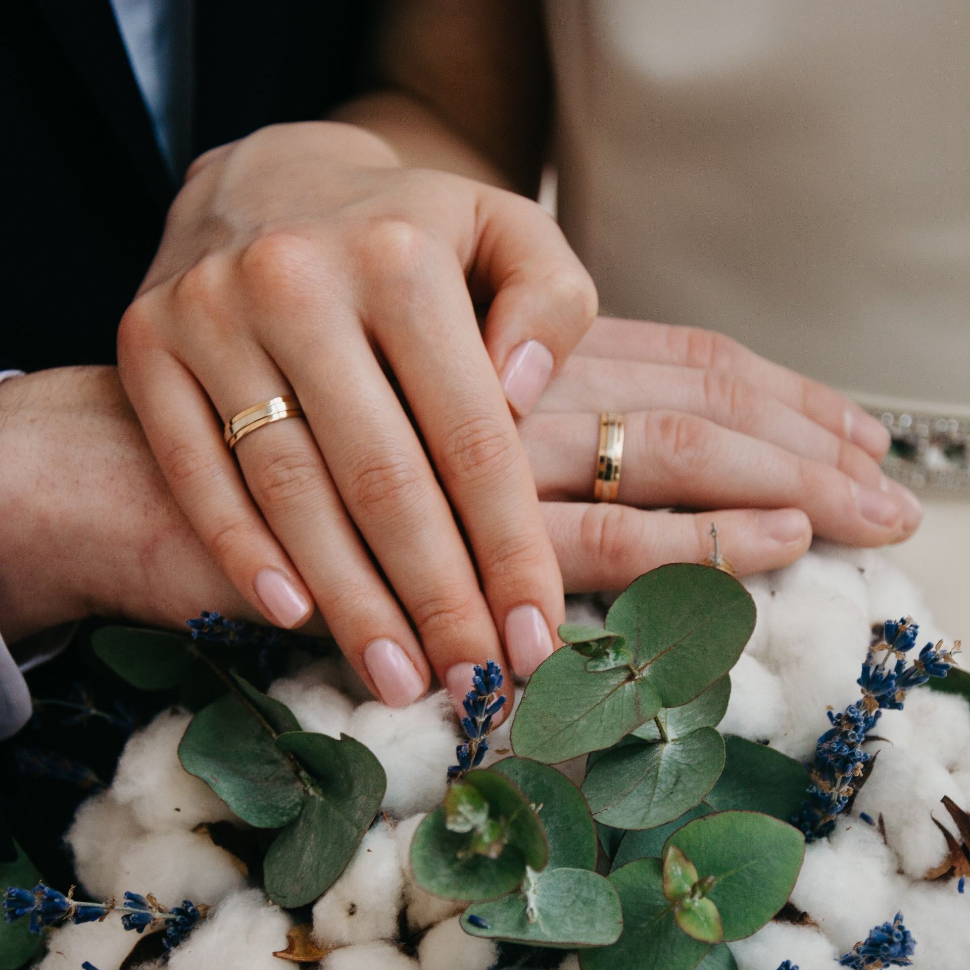 Juwelier Art und Fein, Baden-Baden – Hochzeitsringpaar auf samtigem Kissen arrangiert