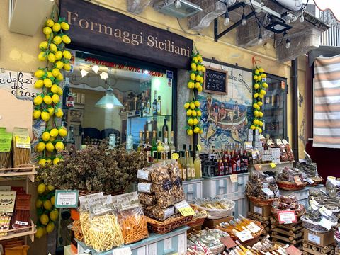 Une devanture de magasin avec un panneau indiquant « formaggi siciliani »