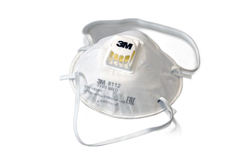 Mascarilla respiratoria 3M de color blanco con válvula de exhalación amarilla y correas blancas, sobre un fondo blanco.