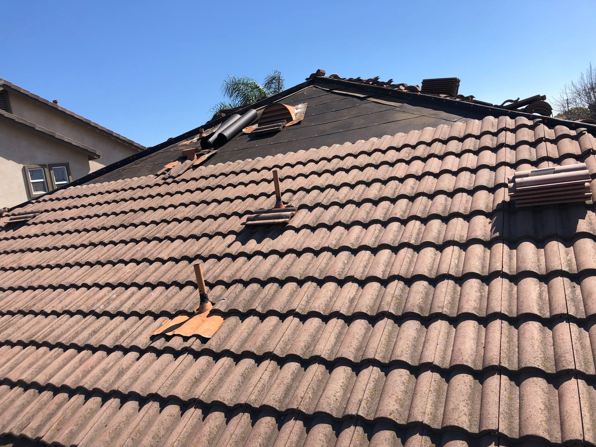 A roof with a lot of tiles and a blue sky in the background