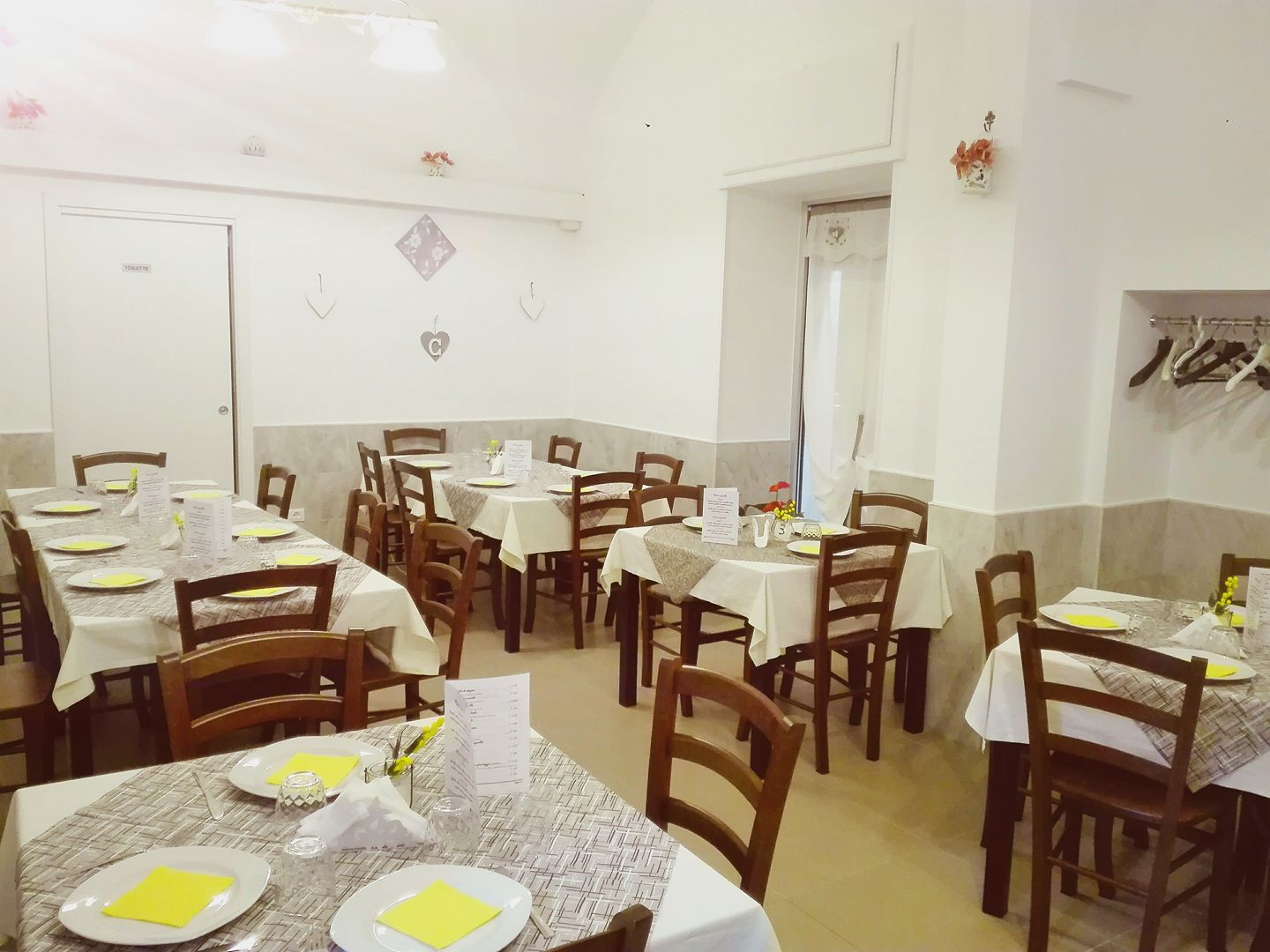 trattoria con tavoli imbanditi