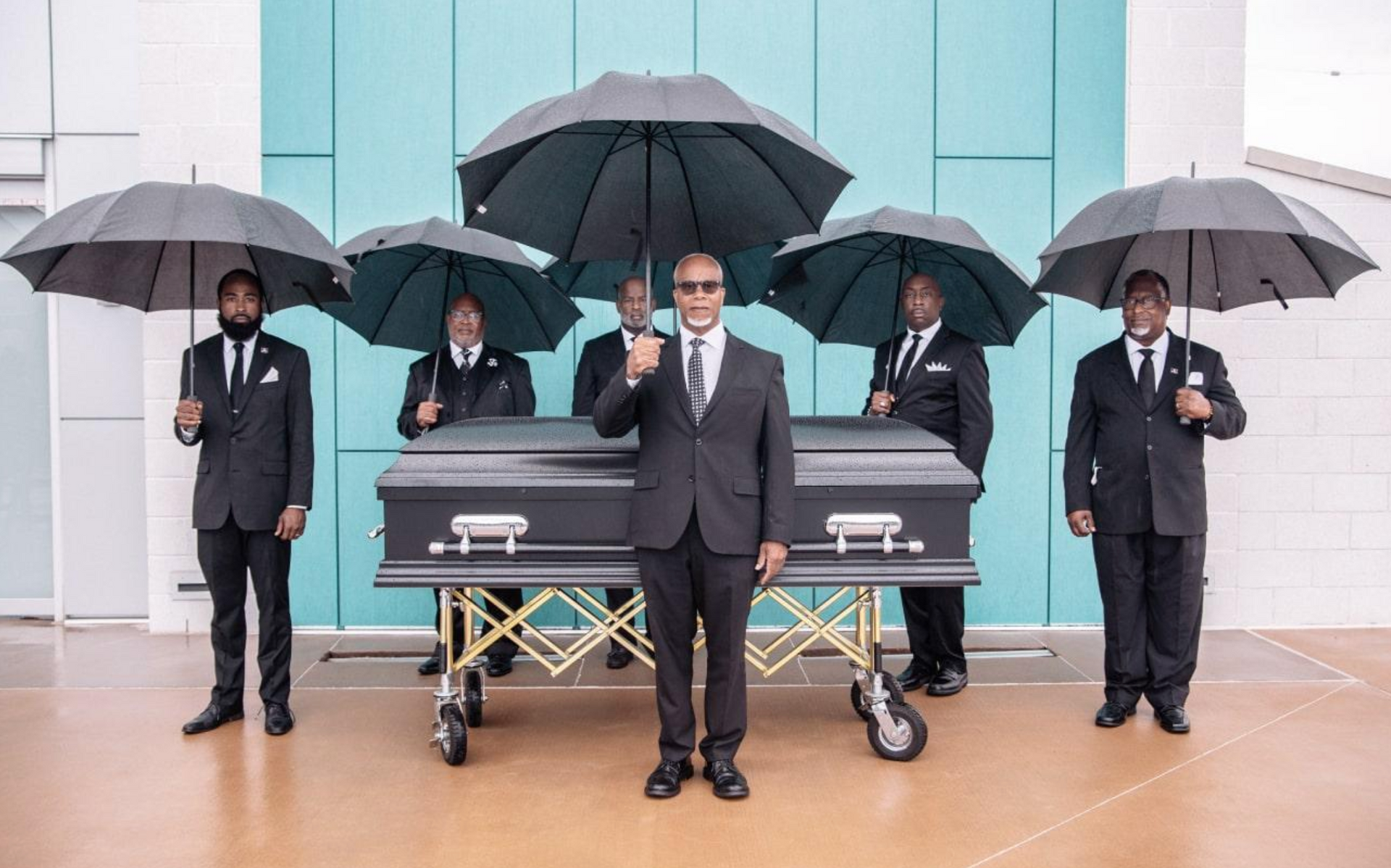 African+family+at+home+using+tablet+pc+stock+photo