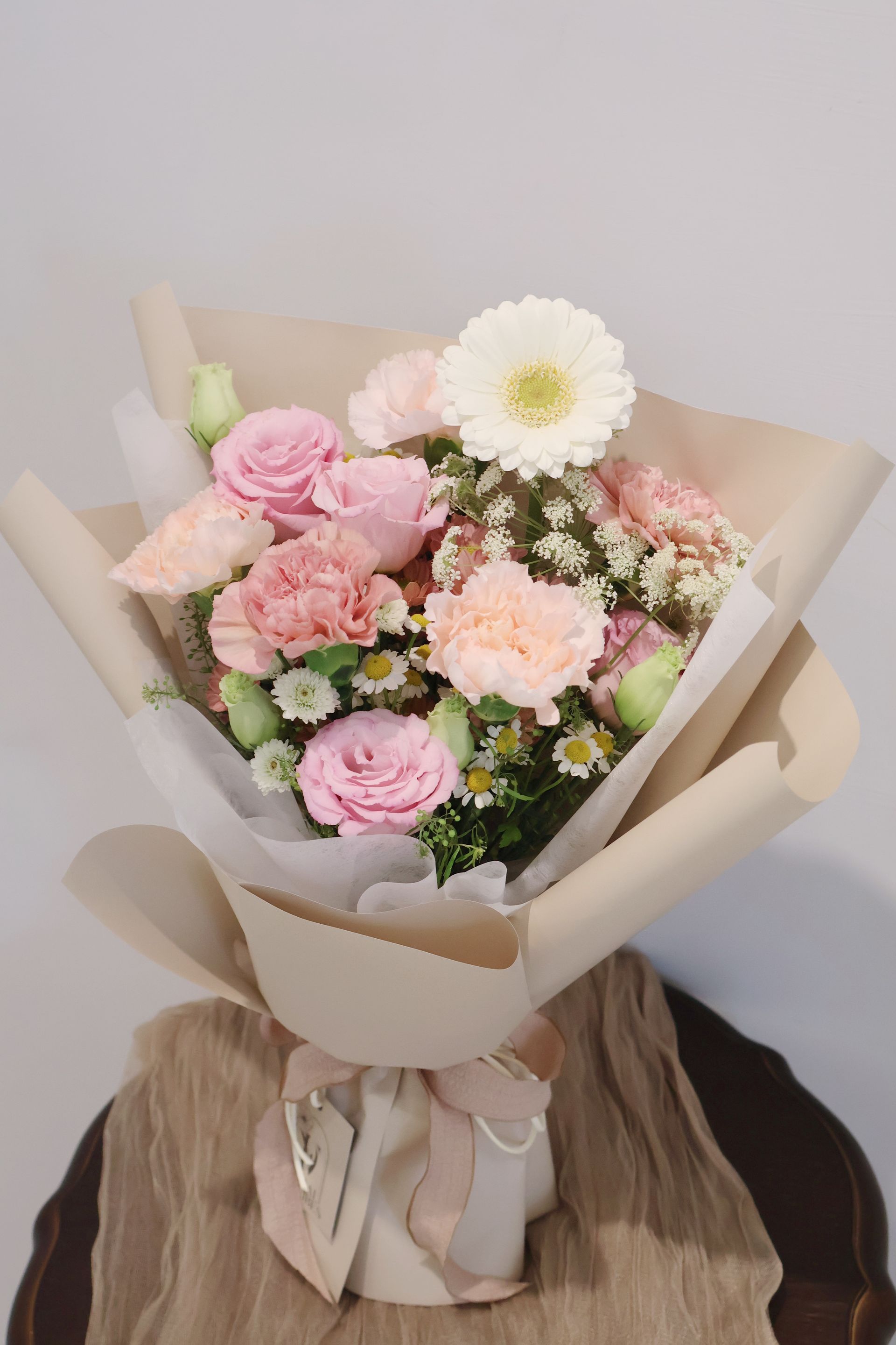 輕柔盛開｜季節感康乃馨花束