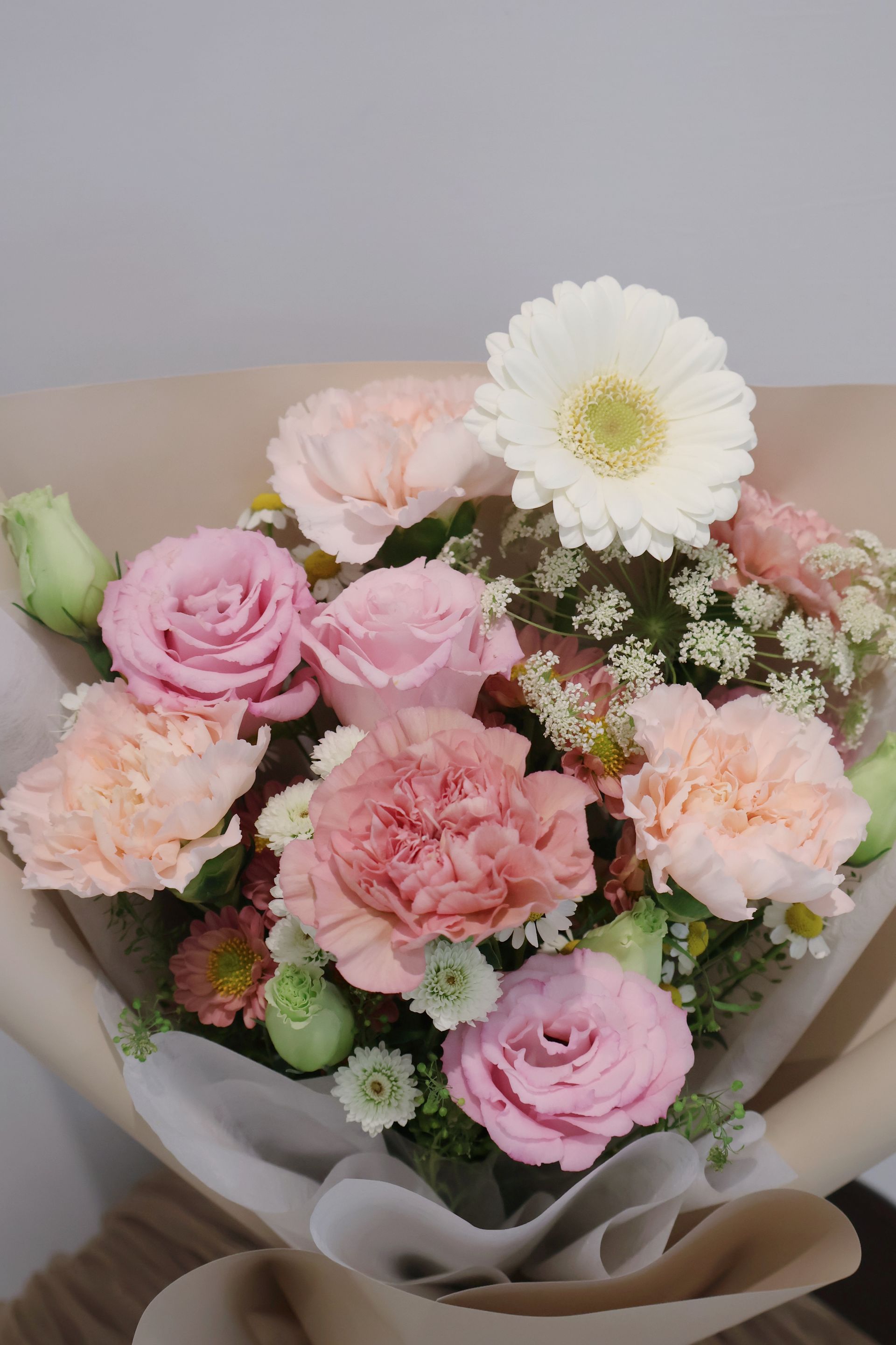 輕柔盛開｜季節感康乃馨花束