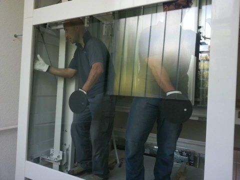 Installazione vetro di un ascensore