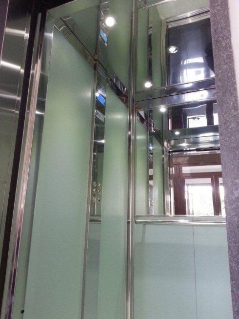 Ascensore con specchio