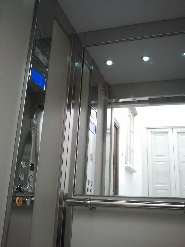 Ascensore con specchio