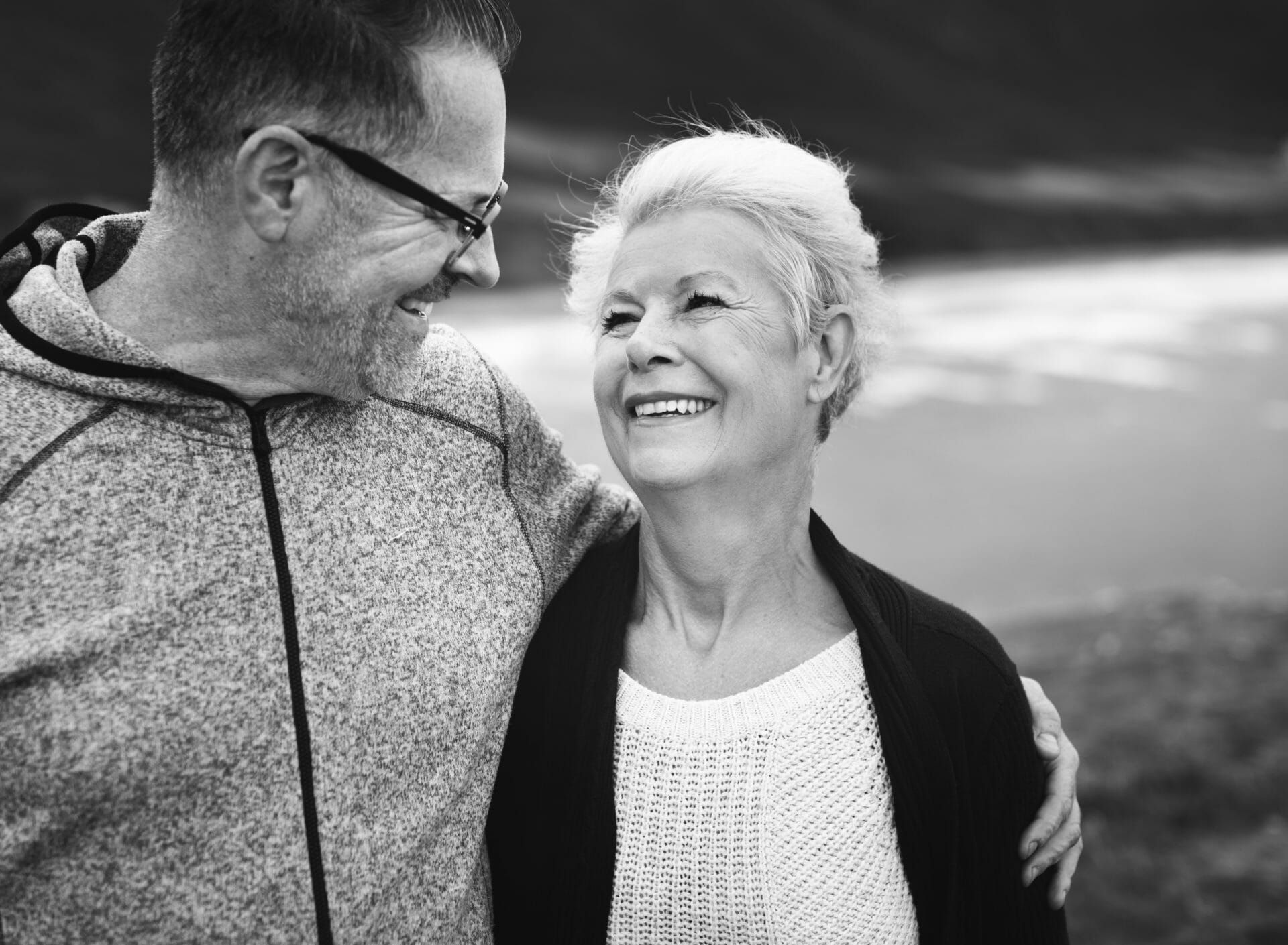 Ein Mann und eine Frau stehen nebeneinander und lächeln.