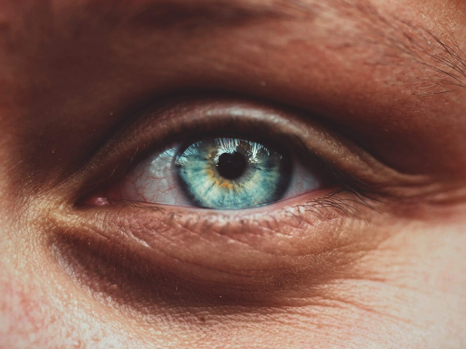 Eine Nahaufnahme des blauen Auges einer Person.