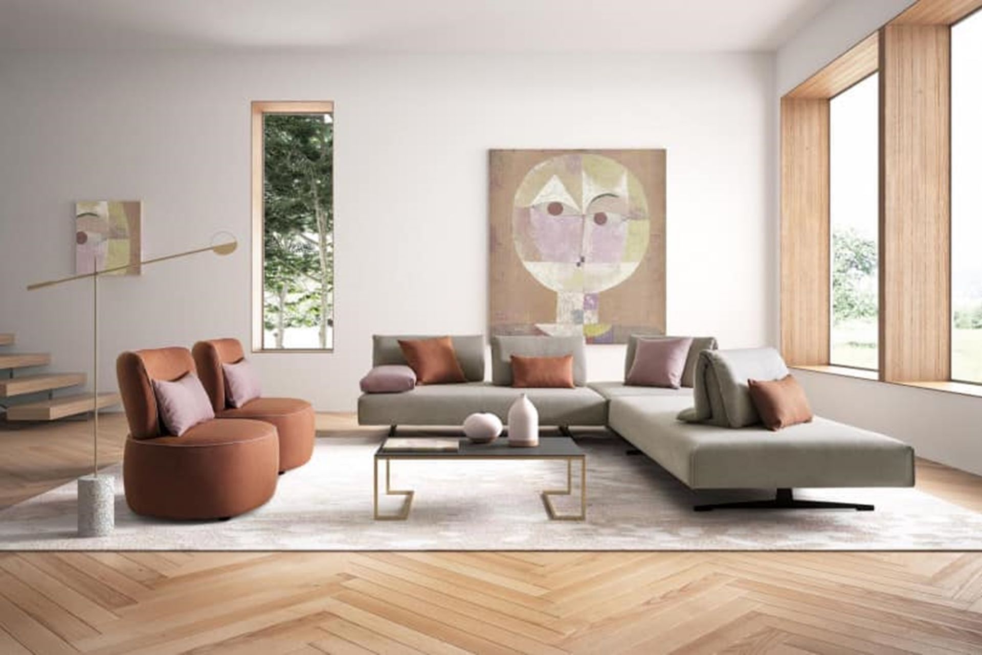 Un soggiorno moderno con un divano componibile, due poltrone e un tavolino. Palette di colori neutri con pavimenti in legno e un grande dipinto astratto.