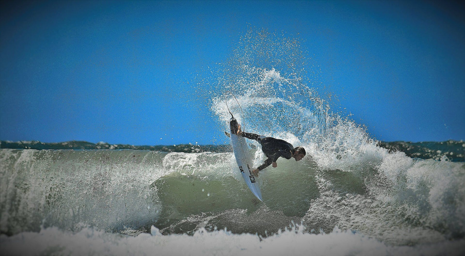 Wellenreiter auf Welle im Wasser