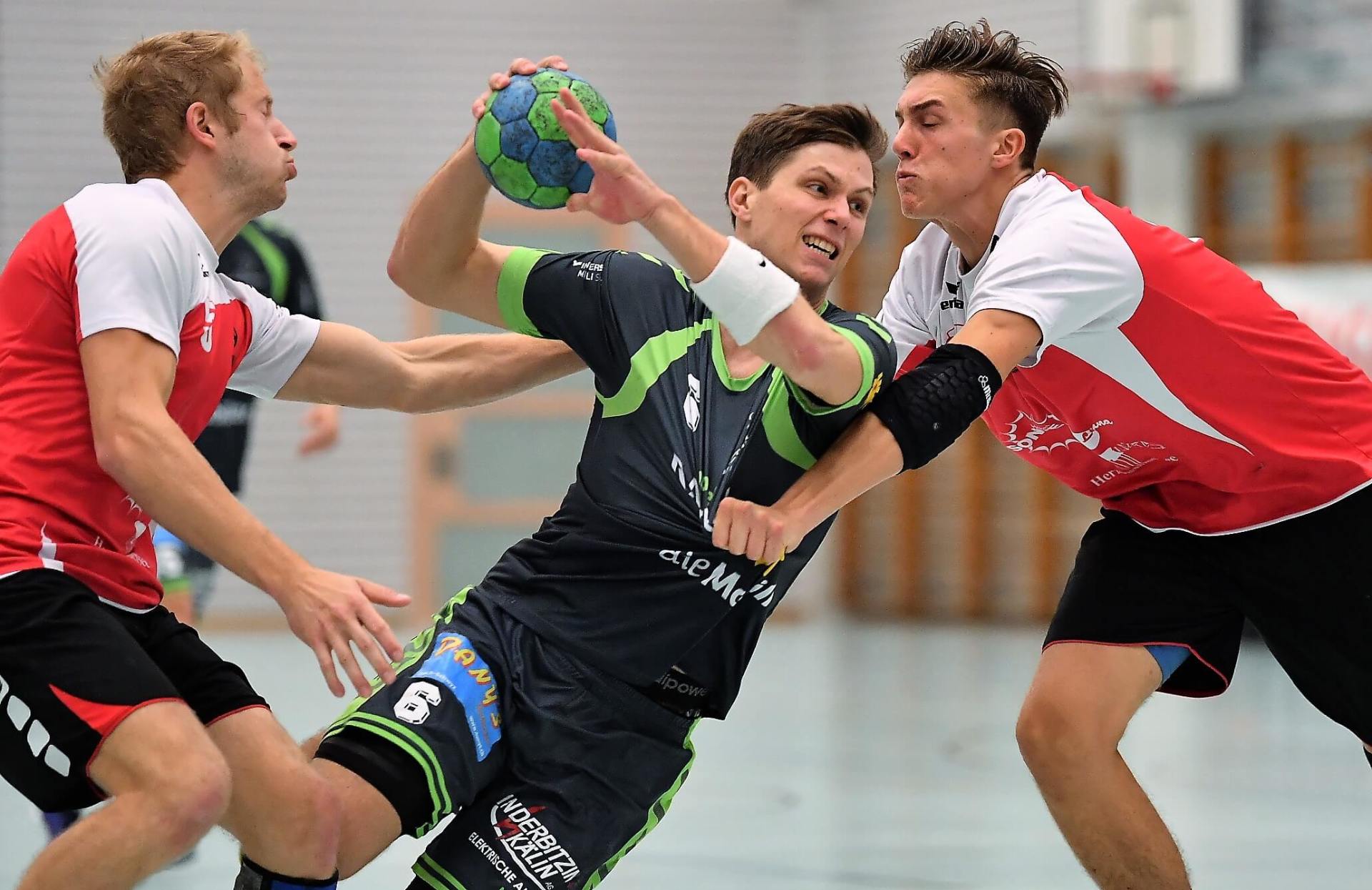 Handballer beim Torschuss