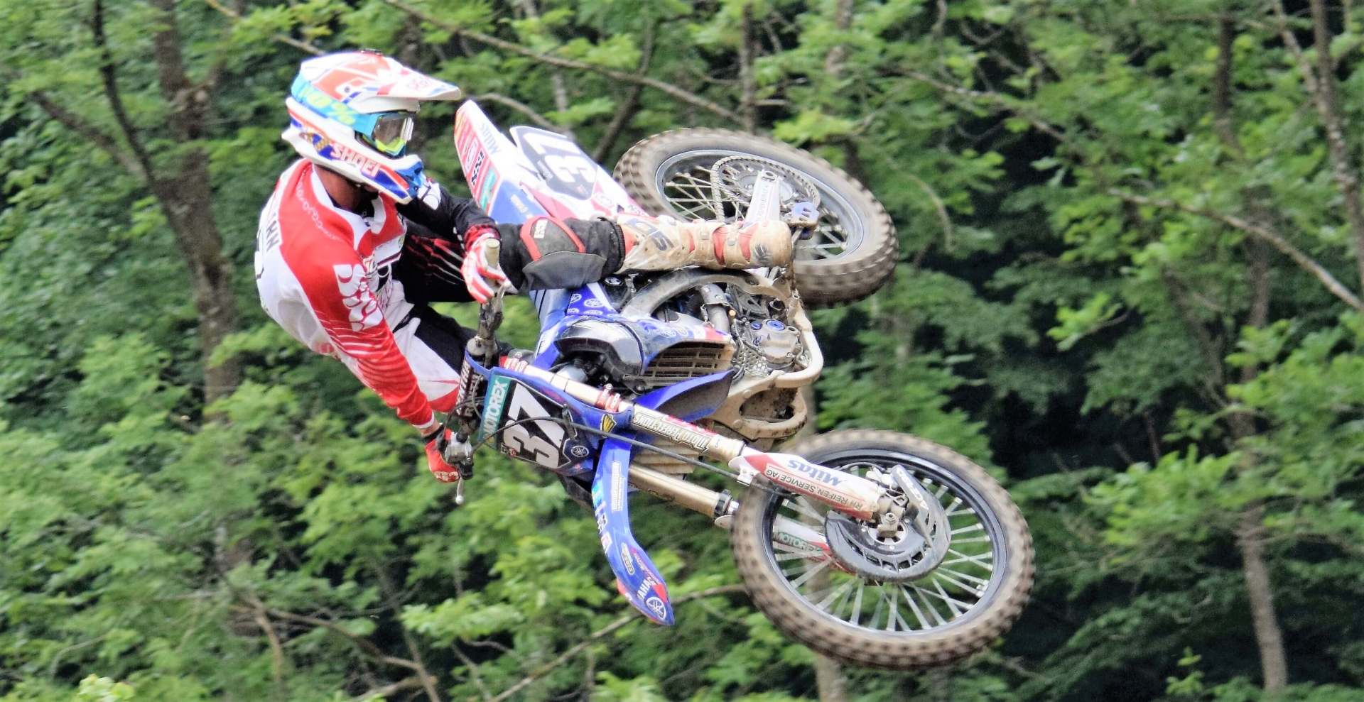 Motocrossfahrer beim Sprung