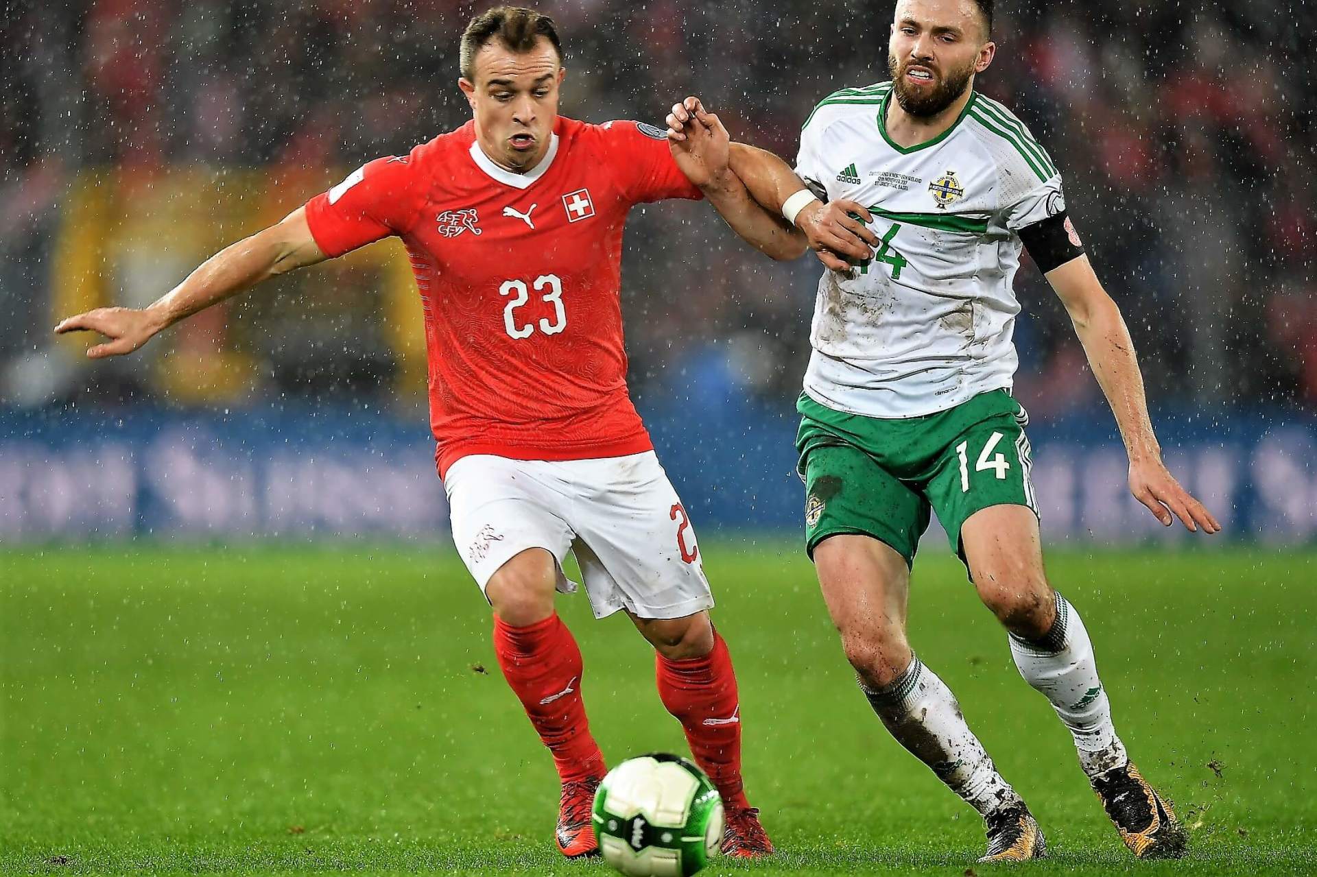 Fussballer Xherdan Shaqiri während Zweikampf