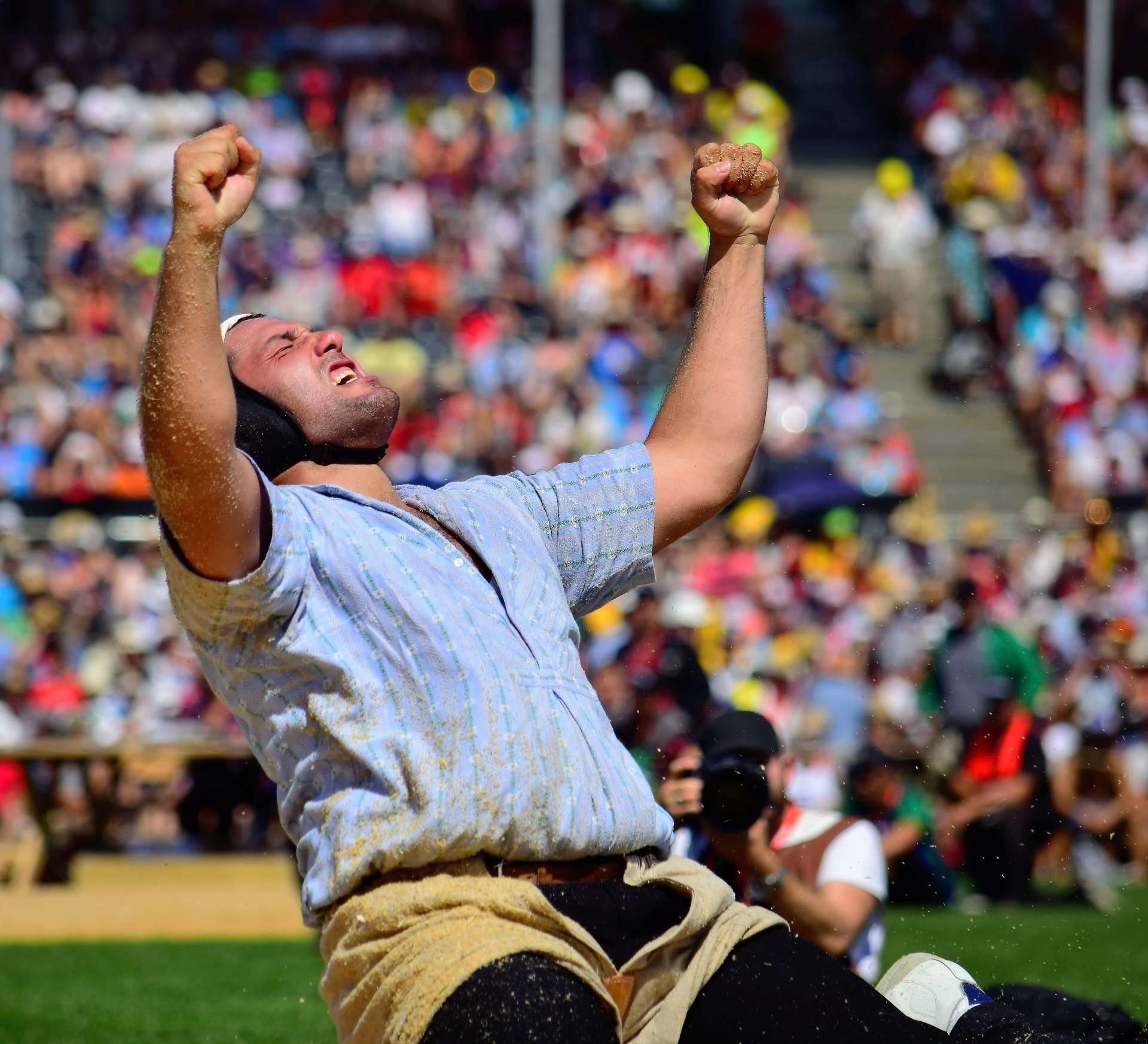 Schwinger in Siegerpose