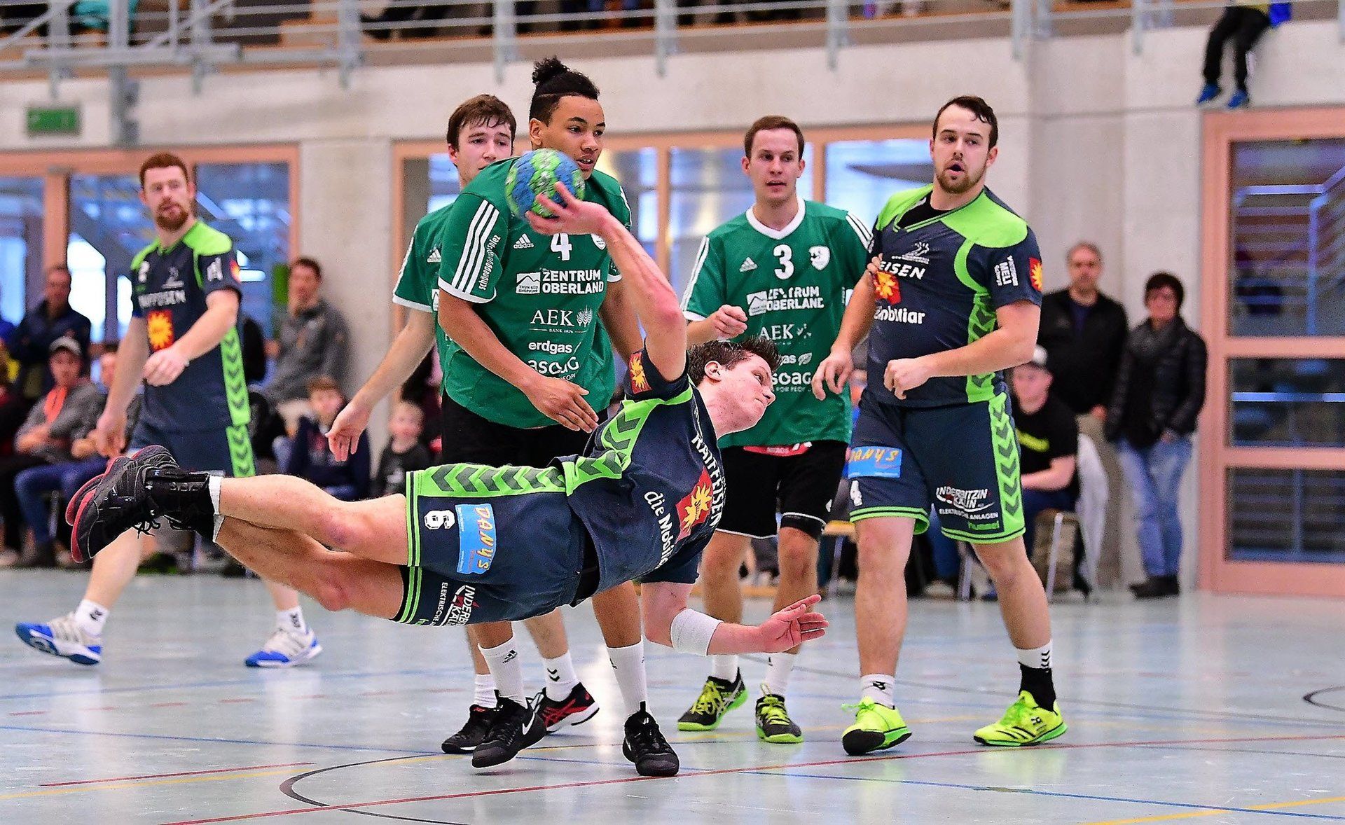 Handballer beim Torschuss