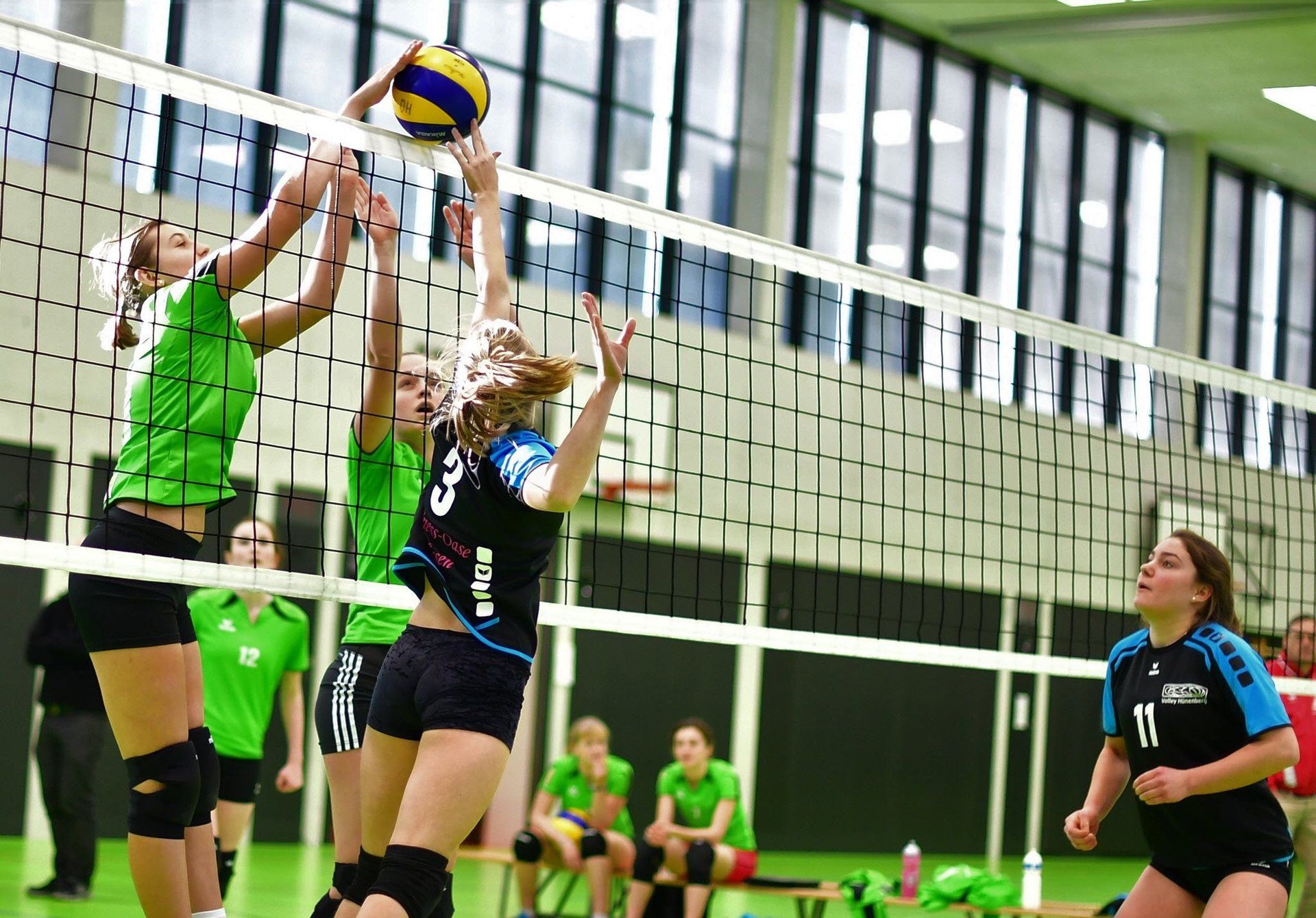 Volleyball Frauen Duell am Netz