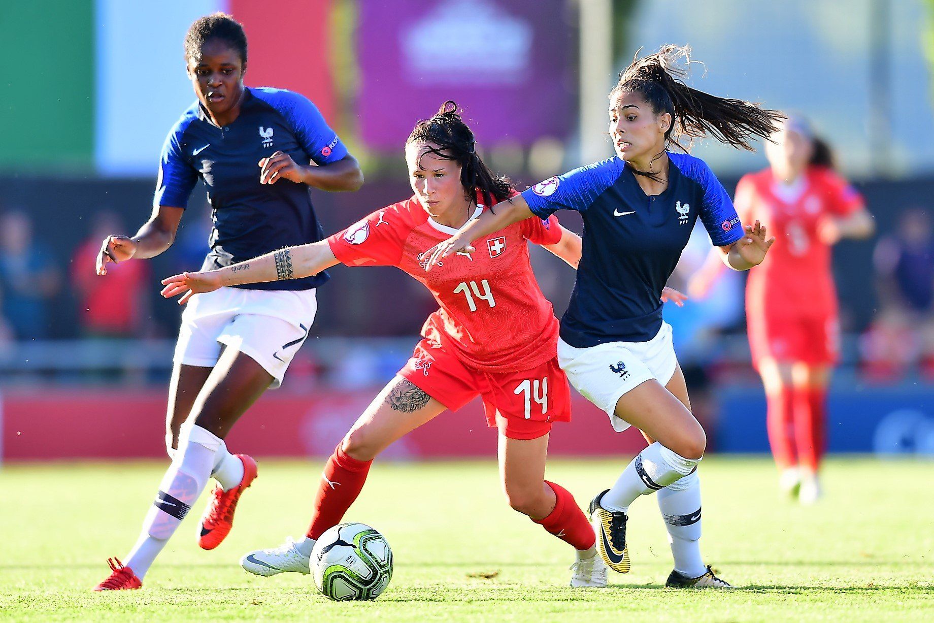 Frauenfussball Zweikampf