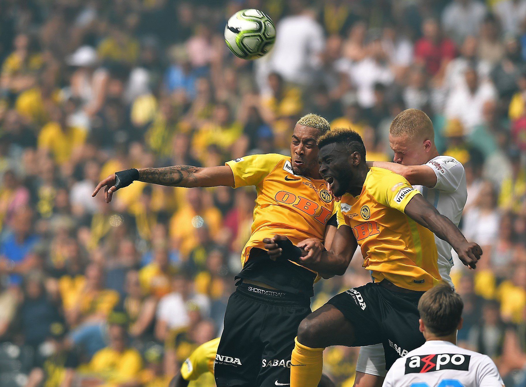 Fussballspiel Kopfballduell