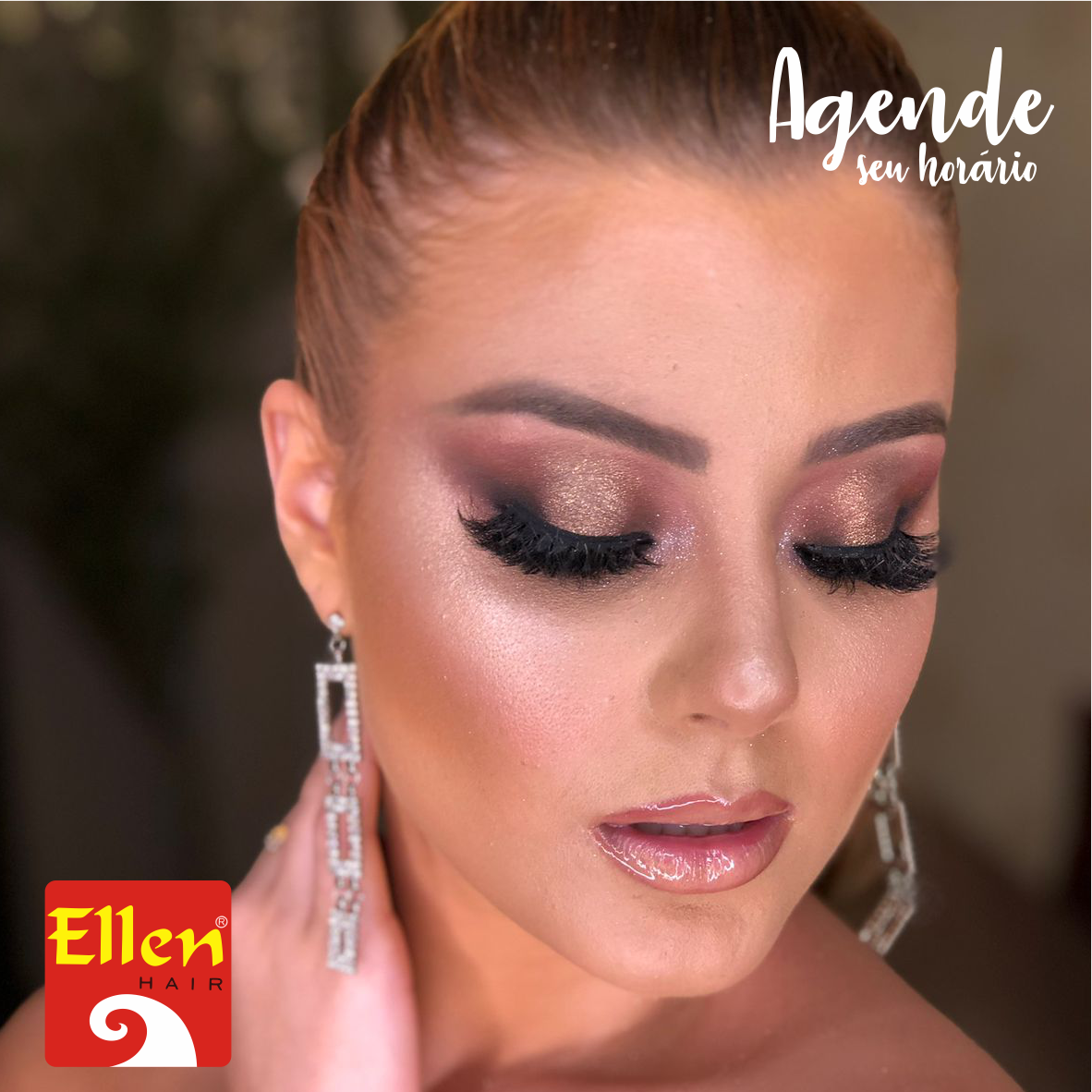 Mulher com maquiagem marcante nos olhos, brincos pendurados e pele iluminada.