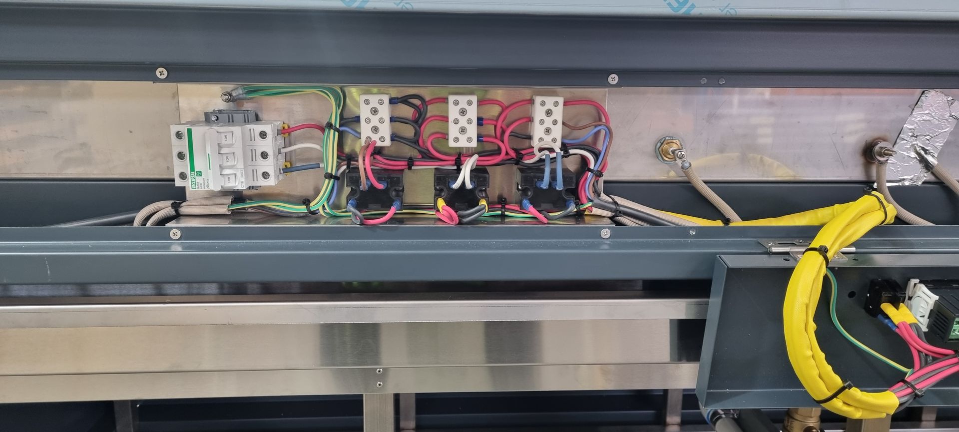 A bunch of wires are connected to a machine.