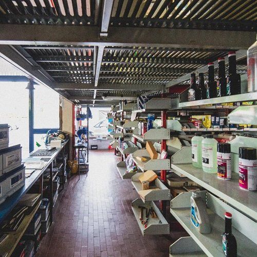 Vista del workshop con gli strumenti e i prodotti necessari per rivedere e riparare l’automobile