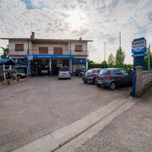 Esterna del workshop con ampio parcheggio